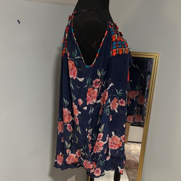 Johnny Was Bohemian Flowy Navy Floral Cold Shoulder Blouse Tropical Rayon Beachy - Picture 4 of 8